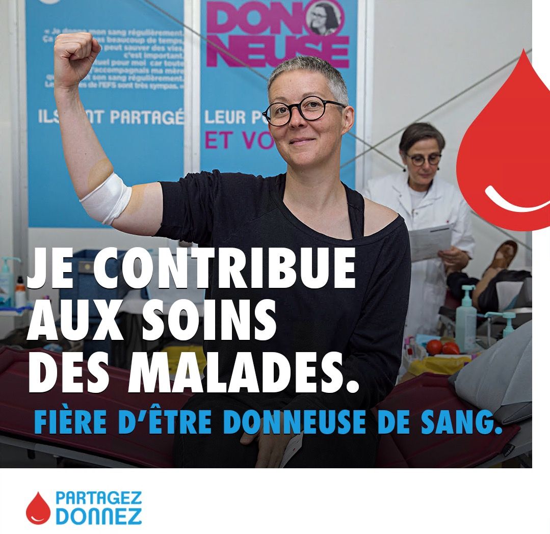 Affiche pour le don du sang, une femme au premier plan lève le bras avec un bandage dessus