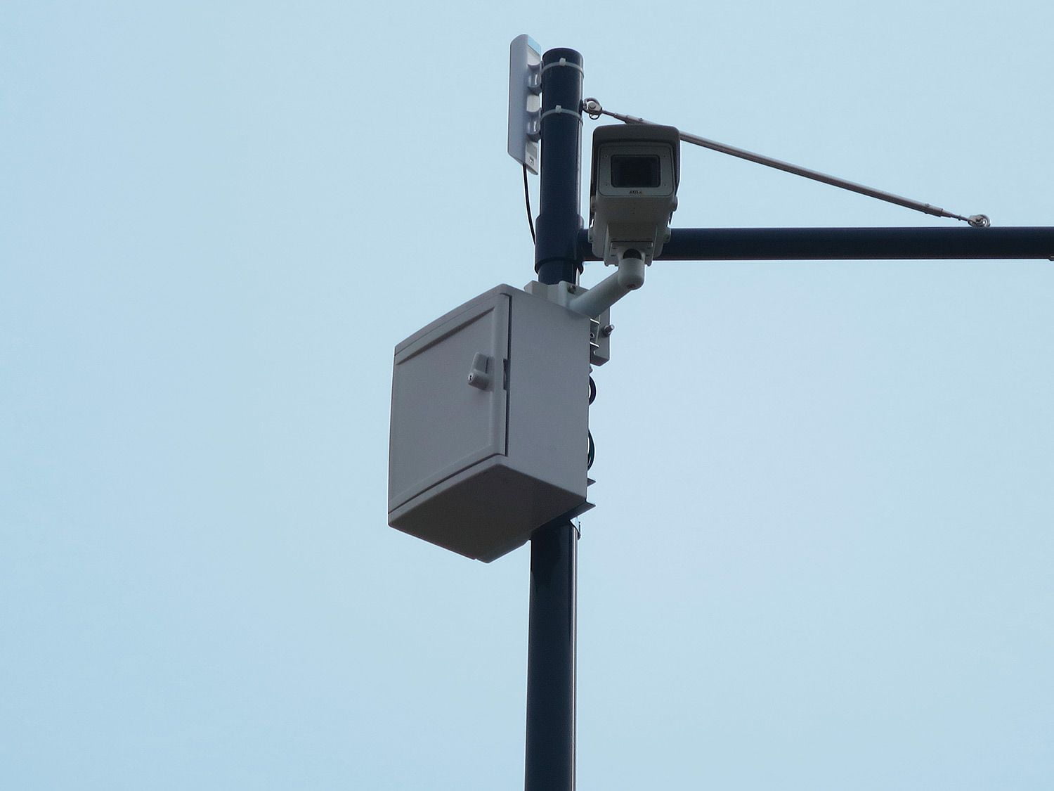 Photo d'une caméra de surveillance accroché à un poteau