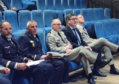 Cinq personnes gradées regardent une conférence