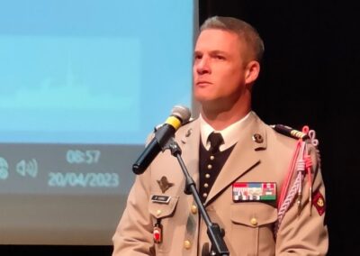 Un militaire est en train de faire une conférence