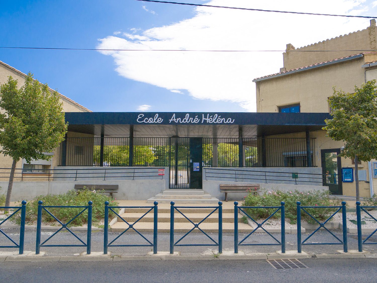 Photo de la façade de l'école primaire André Héléna à Leucate Village
