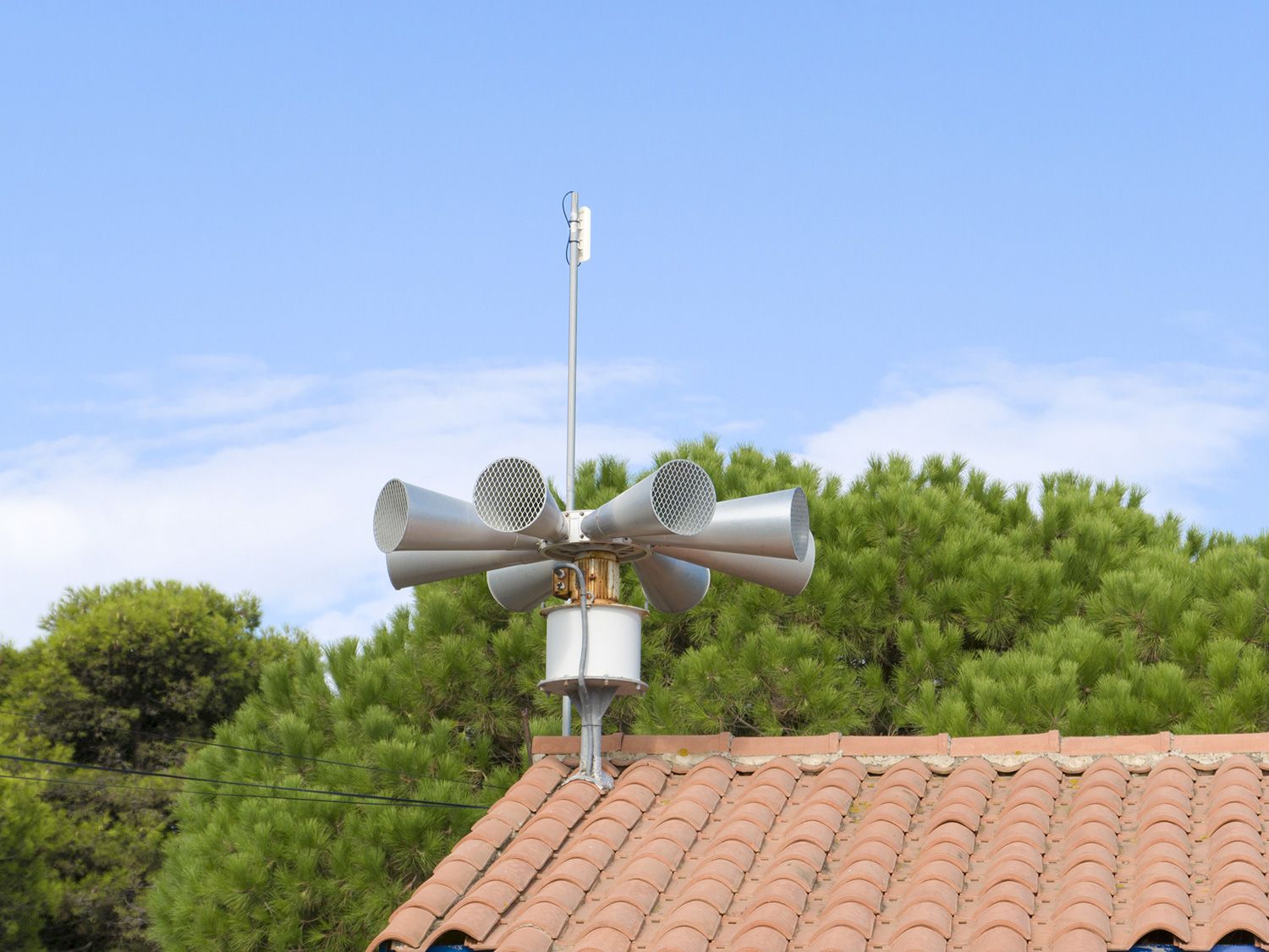 Photo de haut parleurs sur le toit d'un bâtiment