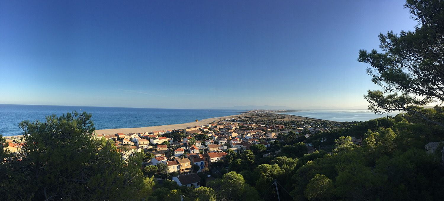 Photo vu d'une montagne de la ville de leucate avec la mer en fond