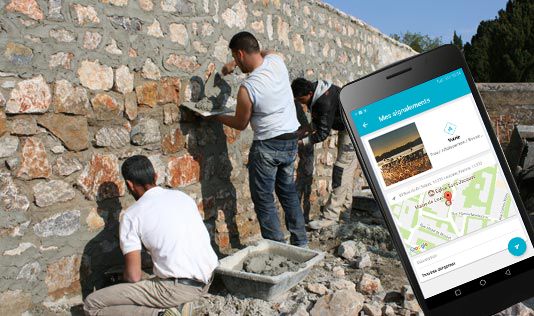 Trois ouvriers qui entretiennent un mur, une image d'un téléphone avec l'application INFOTRAVAUX est au premier plan