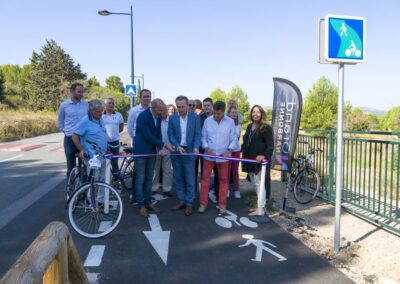 Photo du maire de Leucate et d'autres personnes qui inaugure une piste cyclable