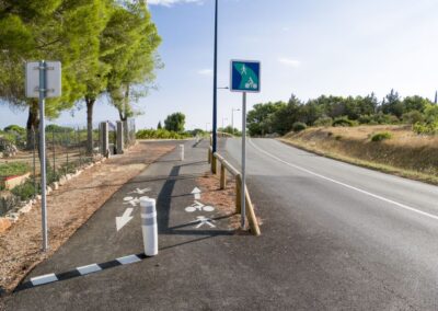 Photo d'une piste cyclable double sens sur la gauche d'une route