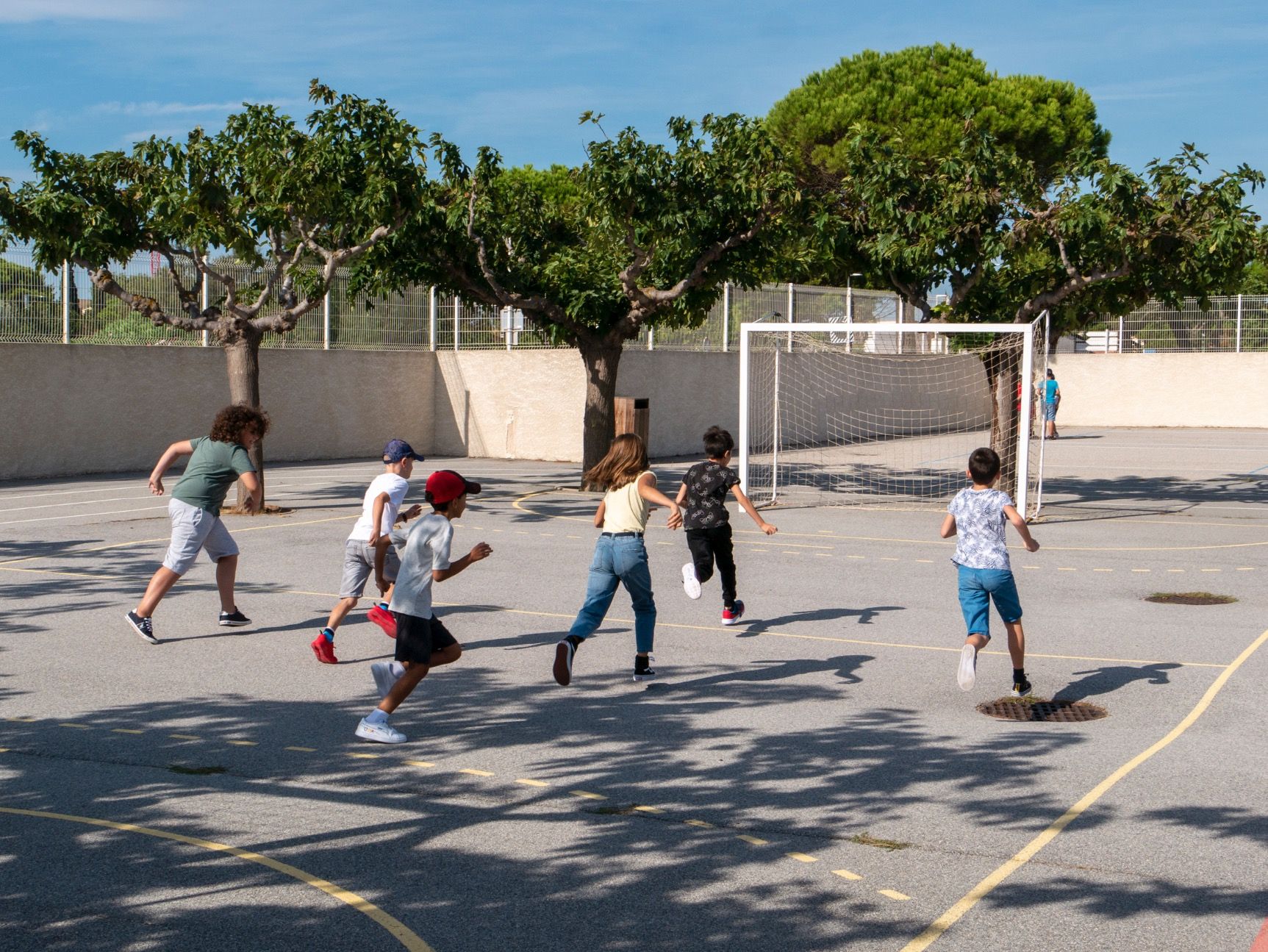 Des enfants jouent sur un terrain de football
